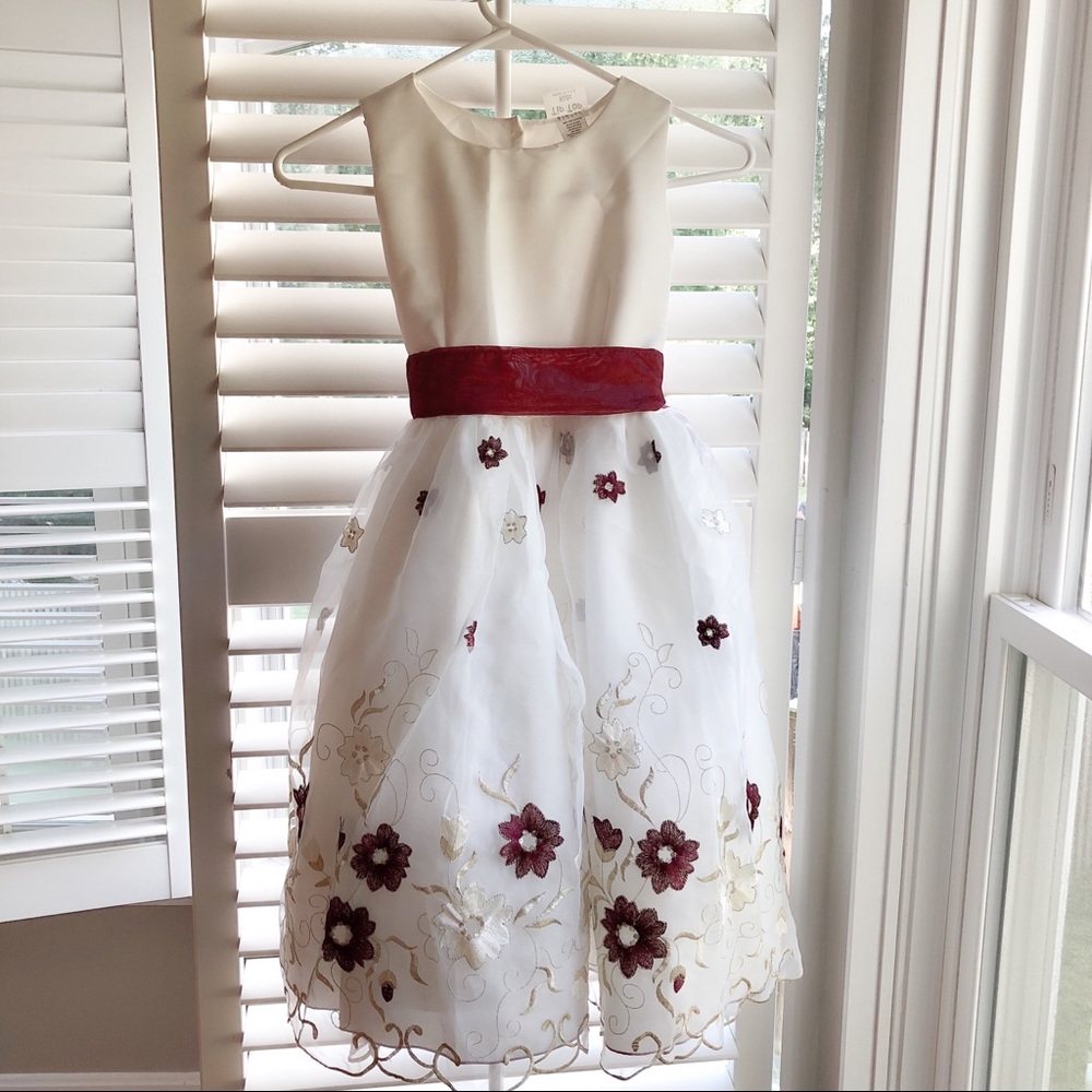 NWOT Beautiful Embroidered Flower Girl Dress Sz 6